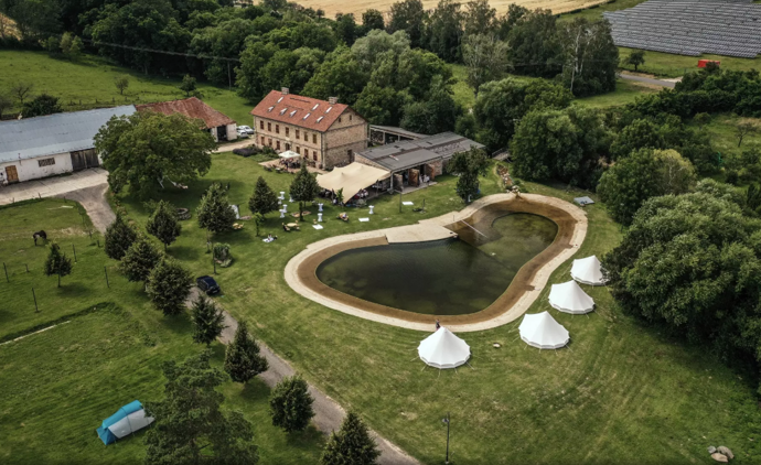 Na východě Moravy, schovaný mezi kopci Hostýnských vrchů, najdete biotop Honětice – místo s tak osobitou atmosférou, že se sem řada lidí vrací každý rok. Vznikl přestavbou starého koupaliště, ale působí přirozeně, skoro jako by tam byl odjakživa. Voda je čistá, proudí přes přírodní filtraci a pobyt zde je příjemný i pro nejmenší děti.
Na východě Moravy, schovaný mezi kopci Hostýnských vrchů, najdete biotop Honětice – místo s tak osobitou atmosférou, že se sem řada lidí vrací každý rok. Vznikl přestavbou starého koupaliště, ale působí přirozeně, skoro jako by tam byl odjakživa. Voda je čistá, proudí přes přírodní filtraci a pobyt zde je příjemný i pro nejmenší děti.
