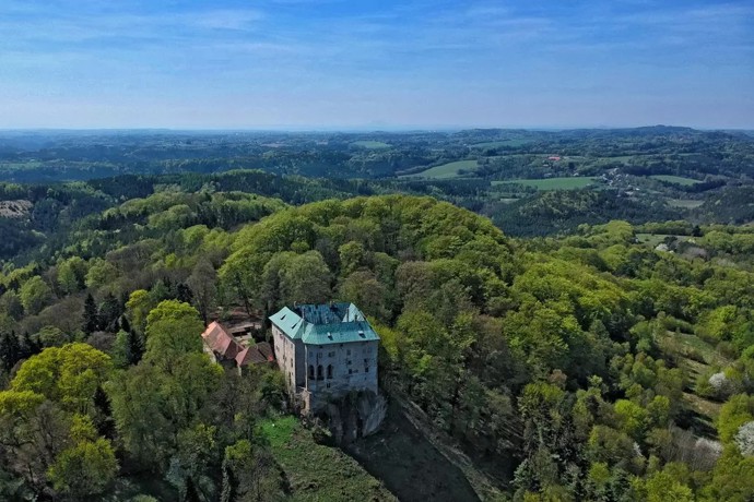 Hrad Houska je opředený tajemstvími a pověstmi. I kvůli nim v lesích u hradu často přespávají nadšenci, kteří čekají, zda se otevře pekelná brána nebo objeví tajemná postava v mnišském hábitu.
Hrad Houska je opředený tajemstvími a pověstmi. I kvůli nim v lesích u hradu často přespávají nadšenci, kteří čekají, zda se otevře pekelná brána nebo objeví tajemná postava v mnišském hábitu.