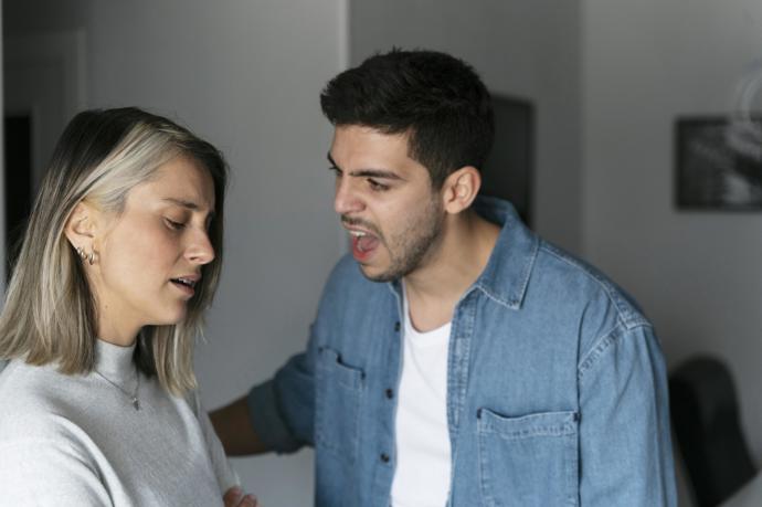 Vše se stupňovalo a i když si myslela, že děti tím netrpí, trpěly. Vše viděly a vnímaly. Poté, co děti odešly z domu, se rozhodla konečně odejít i ona. Po dlouhých letech. Pocit úlevy? Ten se ale překvapivě jen tak nekonal.
