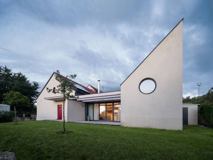 Rekonstrukce starého rodinného domu vychází z touhy vytvořit prostor, který bude reflektovat současné i budoucí potřeby manželů. Záměrem bylo, aby dům téměř nezměnil svůj venkovský charakter a v ulici zůstal nenápadným.
Rekonstrukce starého rodinného domu vychází z touhy vytvořit prostor, který bude reflektovat současné i budoucí potřeby manželů. Záměrem bylo, aby dům téměř nezměnil svůj venkovský charakter a v ulici zůstal nenápadným.