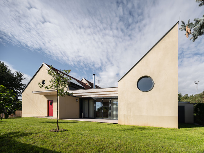 Rekonstrukce starého rodinného domu vychází z touhy vytvořit prostor, který bude reflektovat současné i budoucí potřeby manželů. Záměrem bylo, aby dům téměř nezměnil svůj venkovský charakter a v ulici zůstal nenápadným.
Rekonstrukce starého rodinného domu vychází z touhy vytvořit prostor, který bude reflektovat současné i budoucí potřeby manželů. Záměrem bylo, aby dům téměř nezměnil svůj venkovský charakter a v ulici zůstal nenápadným.