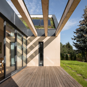 Rekonstrukce starého rodinného domu vychází z touhy vytvořit prostor, který bude reflektovat současné i budoucí potřeby manželů. Záměrem bylo, aby dům téměř nezměnil svůj venkovský charakter a v ulici zůstal nenápadným.
Rekonstrukce starého rodinného domu vychází z touhy vytvořit prostor, který bude reflektovat současné i budoucí potřeby manželů. Záměrem bylo, aby dům téměř nezměnil svůj venkovský charakter a v ulici zůstal nenápadným.