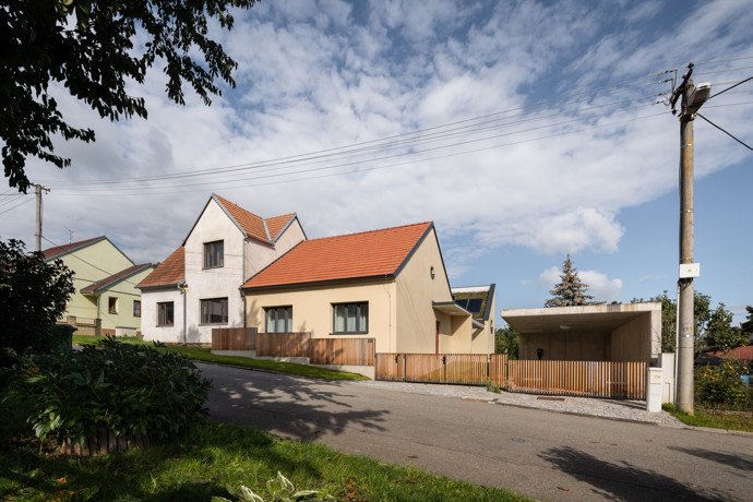 Rekonstrukce starého rodinného domu vychází z touhy vytvořit prostor, který bude reflektovat současné i budoucí potřeby manželů. Záměrem bylo, aby dům téměř nezměnil svůj venkovský charakter a v ulici zůstal nenápadným.
Rekonstrukce starého rodinného domu vychází z touhy vytvořit prostor, který bude reflektovat současné i budoucí potřeby manželů. Záměrem bylo, aby dům téměř nezměnil svůj venkovský charakter a v ulici zůstal nenápadným.