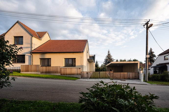 Rekonstrukce starého rodinného domu vychází z touhy vytvořit prostor, který bude reflektovat současné i budoucí potřeby manželů. Záměrem bylo, aby dům téměř nezměnil svůj venkovský charakter a v ulici zůstal nenápadným.
Rekonstrukce starého rodinného domu vychází z touhy vytvořit prostor, který bude reflektovat současné i budoucí potřeby manželů. Záměrem bylo, aby dům téměř nezměnil svůj venkovský charakter a v ulici zůstal nenápadným.