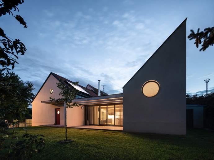 Rekonstrukce starého rodinného domu vychází z touhy vytvořit prostor, který bude reflektovat současné i budoucí potřeby manželů. Záměrem bylo, aby dům téměř nezměnil svůj venkovský charakter a v ulici zůstal nenápadným.
Rekonstrukce starého rodinného domu vychází z touhy vytvořit prostor, který bude reflektovat současné i budoucí potřeby manželů. Záměrem bylo, aby dům téměř nezměnil svůj venkovský charakter a v ulici zůstal nenápadným.