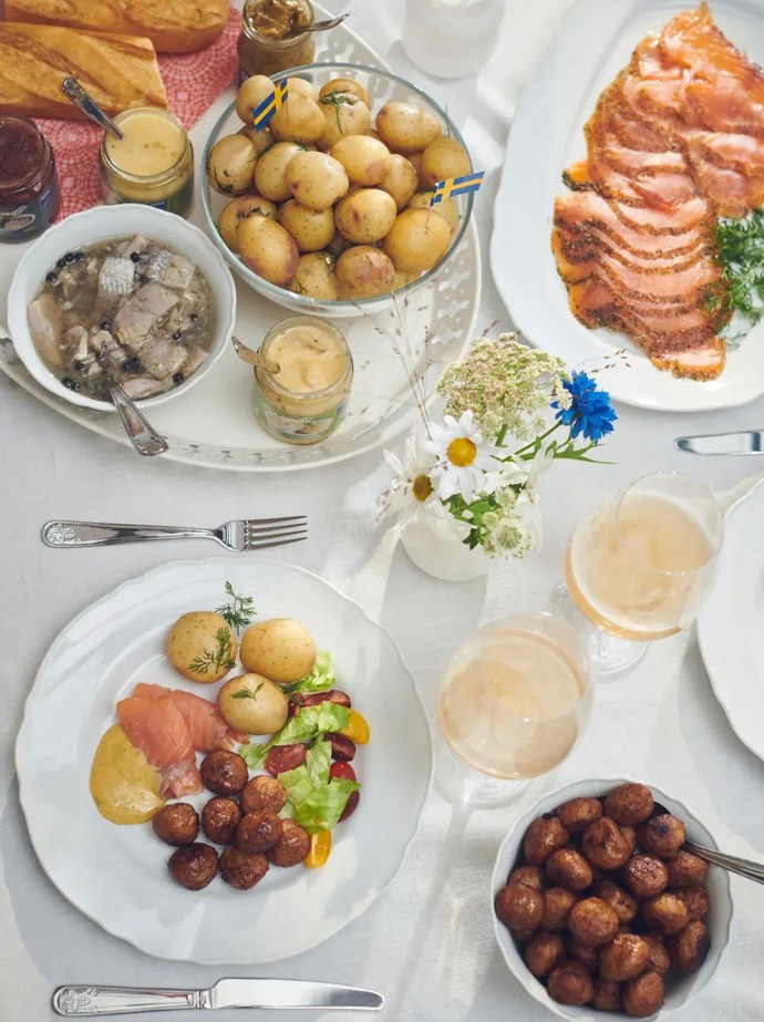 Bez jídla by nebyla oslava. Ke švédským hodokvasům o slunovratu patří ryby, rané brambory s kysanou smetanou a koprem a spousta dalších dobrot.
Bez jídla by nebyla oslava. Ke švédským hodokvasům o slunovratu patří ryby, rané brambory s kysanou smetanou a koprem a spousta dalších dobrot.