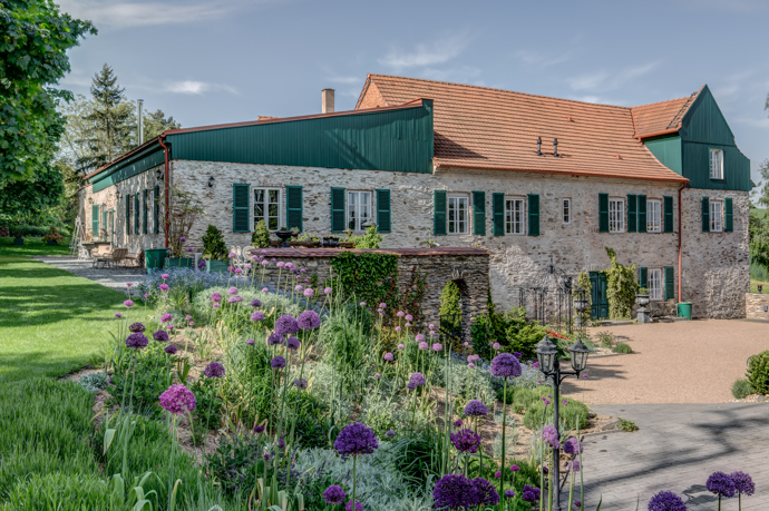 Co činí Villu Dom Carli tak výjimečnou, je především její atmosféra. Tady se nesetkáte s kýčovitými dekoracemi, které by chtěly kopírovat Toskánsko. Místo toho tu vše působí naprosto opravdově od kamenných dlažeb po staré dřevěné trámy a masivní nábytek. Je vidět, jak moc je pamatováno na detaily, které dokonale navazují na staletou historii tohoto místa.
Co činí Villu Dom Carli tak výjimečnou, je především její atmosféra. Tady se nesetkáte s kýčovitými dekoracemi, které by chtěly kopírovat Toskánsko. Místo toho tu vše působí naprosto opravdově od kamenných dlažeb po staré dřevěné trámy a masivní nábytek. Je vidět, jak moc je pamatováno na detaily, které dokonale navazují na staletou historii tohoto místa.