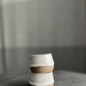 V Soul Decor nejde jen o to vytočit pěkný tvar. „Proces výroby není pouze o hrnčířském kruhu. Důležité je i zpracování hlíny, začištění, správné sušení, testování glazur… Dávám si záležet na každém kroku, aby výsledek nejen dobře vypadal, ale byl i plně funkční.“
