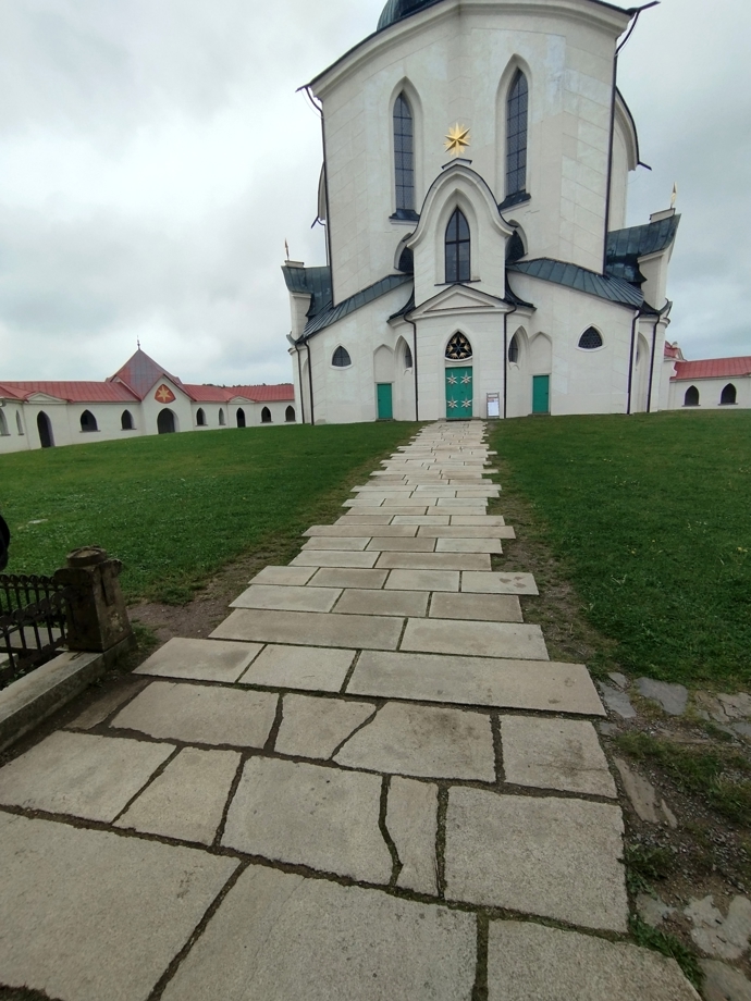 Zelená hora po rekonstrukci. Barokní areál s ambitem opět září v plné kráse.
Zelená hora po rekonstrukci. Barokní areál s ambitem opět září v plné kráse.