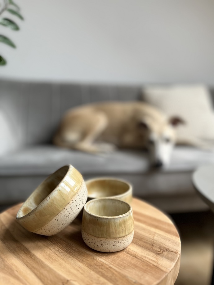 V Soul Decor nejde jen o to vytočit pěkný tvar. „Proces výroby není pouze o hrnčířském kruhu. Důležité je i zpracování hlíny, začištění, správné sušení, testování glazur… Dávám si záležet na každém kroku, aby výsledek nejen dobře vypadal, ale byl i plně funkční.“
