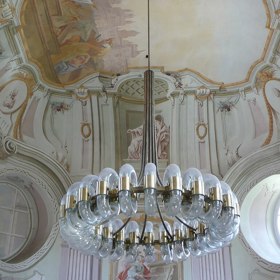 Uvnitř zámku zůstaly zachovány mnohé vzácné malby i vybavení
Uvnitř zámku zůstaly zachovány mnohé vzácné malby i vybavení