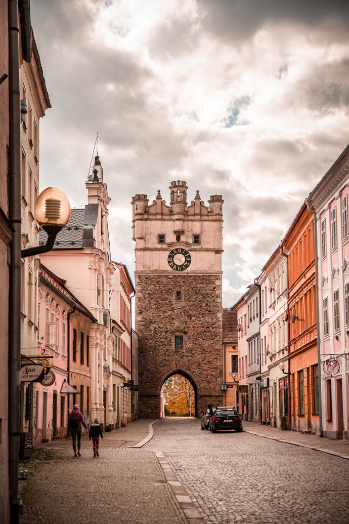 Jihlava není jen tranzitní bod. Je to město, které vás překvapí historickou hloubkou, kulturní nabídkou i atmosférou. Cyrilometodějská stezka tudy neprochází náhodou, i tady se psala historie.
