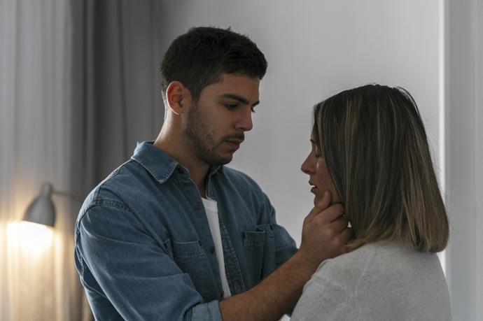Její manžel byl a je násilník. Cítila chlad už od svatby a brzy po ní přišla první facka. A od té doby se to dělo pravidelně. Bití, ponižování, psychické týrání. Trpěla dlouhé roky, prakticky celé manželství.
