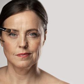 Existují ideálně krásné ženy, které opravdu make-up, ve smyslu líčení, nikoliv barevný krycí krém, nebo-li správně „podkladová báze“ nepotřebují.
