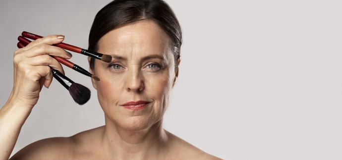 Existují ideálně krásné ženy, které opravdu make-up, ve smyslu líčení, nikoliv barevný krycí krém, nebo-li správně „podkladová báze“ nepotřebují.
