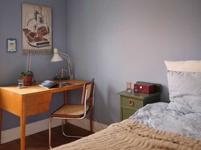 Tento byt není jen další zdařilou rekonstrukcí, je to návrat do doby, kdy se stavělo s péčí, vkusem a řemeslnou precizností. Zůstala v něm zachována noblesa 20. let: historická špaletová okna, kazetové dveře i parkety, po kterých chodily generace. Díky citlivé modernizaci však nabízí i veškerý komfort současného života.
