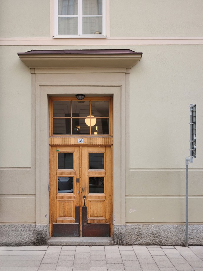Tento byt není jen další zdařilou rekonstrukcí, je to návrat do doby, kdy se stavělo s péčí, vkusem a řemeslnou precizností. Zůstala v něm zachována noblesa 20. let: historická špaletová okna, kazetové dveře i parkety, po kterých chodily generace. Díky citlivé modernizaci však nabízí i veškerý komfort současného života.
