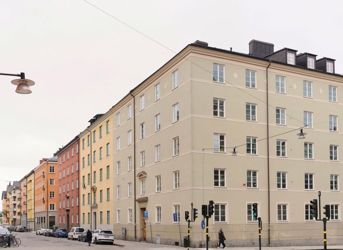 Tento byt není jen další zdařilou rekonstrukcí, je to návrat do doby, kdy se stavělo s péčí, vkusem a řemeslnou precizností. Zůstala v něm zachována noblesa 20. let: historická špaletová okna, kazetové dveře i parkety, po kterých chodily generace. Díky citlivé modernizaci však nabízí i veškerý komfort současného života.
