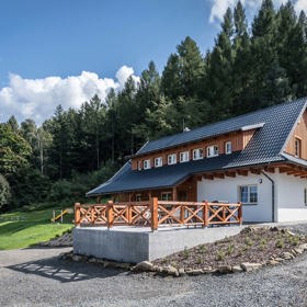 Chalupa Na mechu: Komfortní útočiště pro rodiny i přátele. Chalupa Na mechu má vlastní wellness zónu se saunou a vířivkou, prostornou terasu a herní koutek pro děti i dospělé. Vše uprostřed pastvin a lesů, kde se zastavil čas – ale wi-fi jede rychle.
