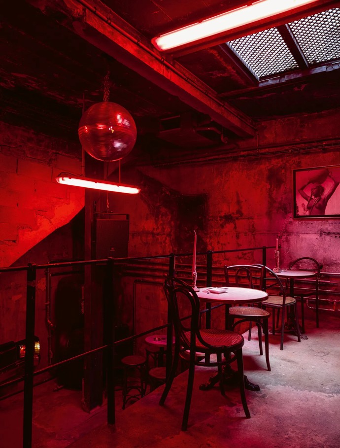 Dvoupatrová kotelna v podzemí je Lennyho chloubou. Disko koule ze 40. let 20. století z Německa a vintage bistro stoly a židlemi z blešího trhu v Saint-Ouen dělají z tohoto místa dokonalý prostor pro zábavu
Dvoupatrová kotelna v podzemí je Lennyho chloubou. Disko koule ze 40. let 20. století z Německa a vintage bistro stoly a židlemi z blešího trhu v Saint-Ouen dělají z tohoto místa dokonalý prostor pro zábavu