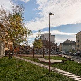 Dlouho to bylo jen špinavé místo, kam se člověk bál vkročit. Dnes se tu zastavují sousedé, děti skáčou panáka a večer konečně svítí lampy. Architekti ze studia ORA proměnili zanedbaný plácek na rohu Cejlu a Vlhké v živý veřejný prostor, který ctí periferii i každodenní život těch, kdo tu žijí.
Dlouho to bylo jen špinavé místo, kam se člověk bál vkročit. Dnes se tu zastavují sousedé, děti skáčou panáka a večer konečně svítí lampy. Architekti ze studia ORA proměnili zanedbaný plácek na rohu Cejlu a Vlhké v živý veřejný prostor, který ctí periferii i každodenní život těch, kdo tu žijí.