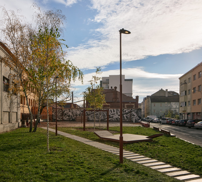 Dlouho to bylo jen špinavé místo, kam se člověk bál vkročit. Dnes se tu zastavují sousedé, děti skáčou panáka a večer konečně svítí lampy. Architekti ze studia ORA proměnili zanedbaný plácek na rohu Cejlu a Vlhké v živý veřejný prostor, který ctí periferii i každodenní život těch, kdo tu žijí.
Dlouho to bylo jen špinavé místo, kam se člověk bál vkročit. Dnes se tu zastavují sousedé, děti skáčou panáka a večer konečně svítí lampy. Architekti ze studia ORA proměnili zanedbaný plácek na rohu Cejlu a Vlhké v živý veřejný prostor, který ctí periferii i každodenní život těch, kdo tu žijí.