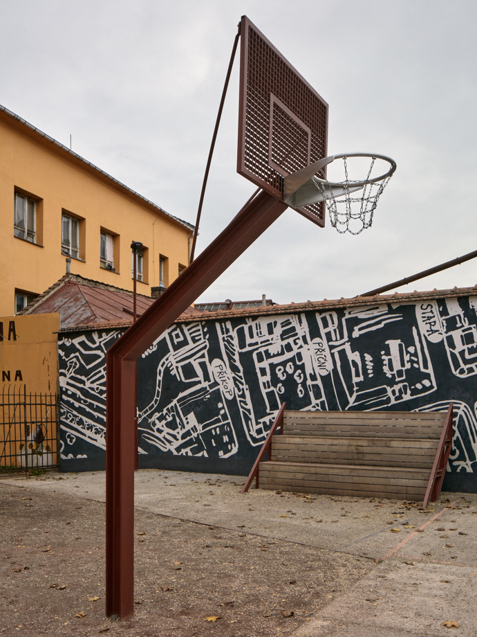 Dlouho to bylo jen špinavé místo, kam se člověk bál vkročit. Dnes se tu zastavují sousedé, děti skáčou panáka a večer konečně svítí lampy. Architekti ze studia ORA proměnili zanedbaný plácek na rohu Cejlu a Vlhké v živý veřejný prostor, který ctí periferii i každodenní život těch, kdo tu žijí.
Dlouho to bylo jen špinavé místo, kam se člověk bál vkročit. Dnes se tu zastavují sousedé, děti skáčou panáka a večer konečně svítí lampy. Architekti ze studia ORA proměnili zanedbaný plácek na rohu Cejlu a Vlhké v živý veřejný prostor, který ctí periferii i každodenní život těch, kdo tu žijí.