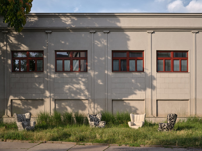Dlouho to bylo jen špinavé místo, kam se člověk bál vkročit. Dnes se tu zastavují sousedé, děti skáčou panáka a večer konečně svítí lampy. Architekti ze studia ORA proměnili zanedbaný plácek na rohu Cejlu a Vlhké v živý veřejný prostor, který ctí periferii i každodenní život těch, kdo tu žijí.
Dlouho to bylo jen špinavé místo, kam se člověk bál vkročit. Dnes se tu zastavují sousedé, děti skáčou panáka a večer konečně svítí lampy. Architekti ze studia ORA proměnili zanedbaný plácek na rohu Cejlu a Vlhké v živý veřejný prostor, který ctí periferii i každodenní život těch, kdo tu žijí.