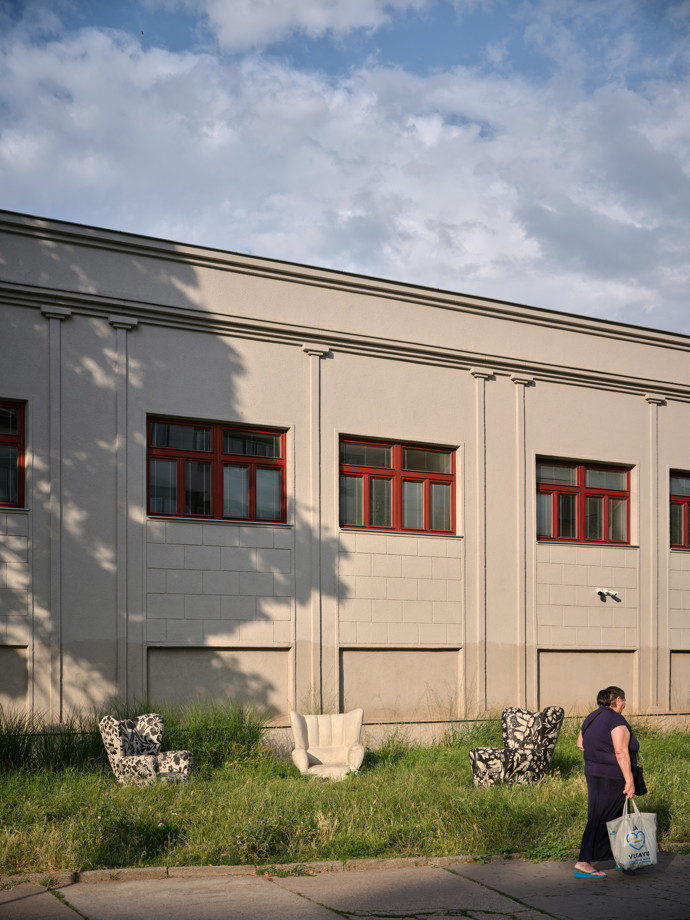 Dlouho to bylo jen špinavé místo, kam se člověk bál vkročit. Dnes se tu zastavují sousedé, děti skáčou panáka a večer konečně svítí lampy. Architekti ze studia ORA proměnili zanedbaný plácek na rohu Cejlu a Vlhké v živý veřejný prostor, který ctí periferii i každodenní život těch, kdo tu žijí.
Dlouho to bylo jen špinavé místo, kam se člověk bál vkročit. Dnes se tu zastavují sousedé, děti skáčou panáka a večer konečně svítí lampy. Architekti ze studia ORA proměnili zanedbaný plácek na rohu Cejlu a Vlhké v živý veřejný prostor, který ctí periferii i každodenní život těch, kdo tu žijí.