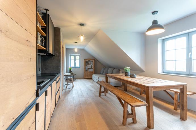 Dvůr umožňuje pořádání workshopů, konferencí nebo šetrné jógy s kapacitou až 200 m² prostoru, včetně projekční techniky. Sál je flexibilní – je možné ho využít jako tělocvičnu, hernu i pracovní zónu. Skvělá volba pro firemní teambuilding i rekondiční pobyty.
