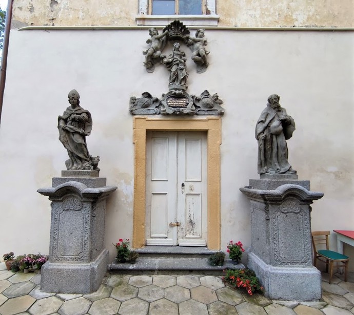 Vchod do kaple sv. Anny na zámku v Osečanech
Vchod do kaple sv. Anny na zámku v Osečanech