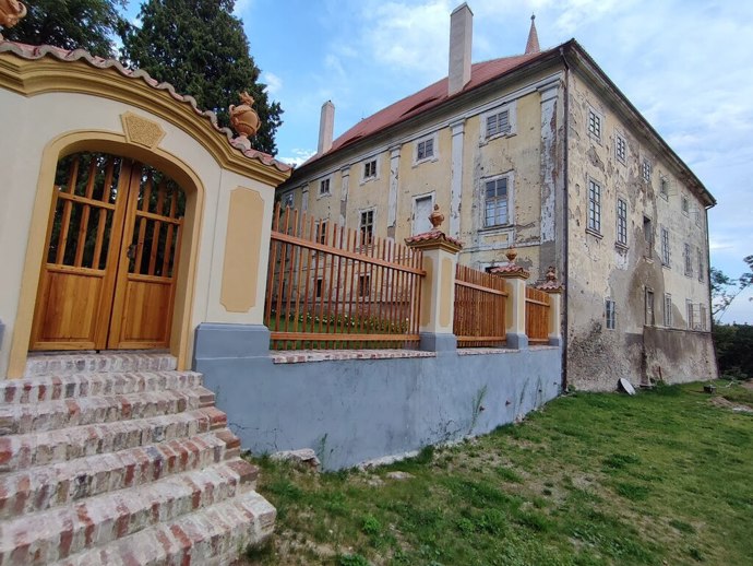 Vchod do zámku v Osečanech. Postupnou rekonstrukcí vyniká znovu jeho historická hodnota.
Vchod do zámku v Osečanech. Postupnou rekonstrukcí vyniká znovu jeho historická hodnota.
