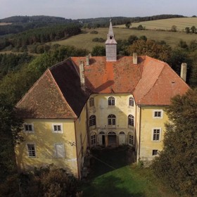 Pohled na celý zámek Osečany
Pohled na celý zámek Osečany