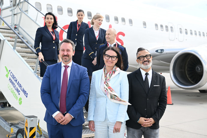 Vedení společnosti Blue Style spolu s Tudorem Constantinescuem, CEO společnosti HelloJets.
Vedení společnosti Blue Style spolu s Tudorem Constantinescuem, CEO společnosti HelloJets.
