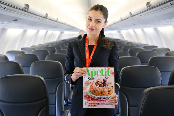 Letuška s časopisem Apetit vydavatelství BurdaMedia Extra.
Letuška s časopisem Apetit vydavatelství BurdaMedia Extra.