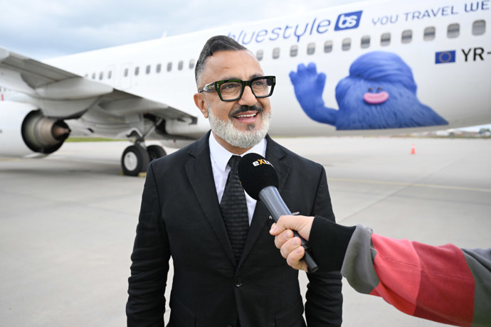 Letuška v pilotní kabině.
Letuška v pilotní kabině.