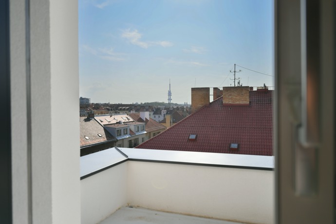 Na první pohled klasický dům na rohu Biskupcovy a Ambrožovy. Jenže stačí nahlédnout blíž a zjistíte, že se tu rodí nový příběh Žižkova – elegantní, moderní a přitom stále s duší. Projekt Biskupcova 27 nabízí mnohem víc než bydlení. Nabízí místo, kde se žije trochu jinak.
