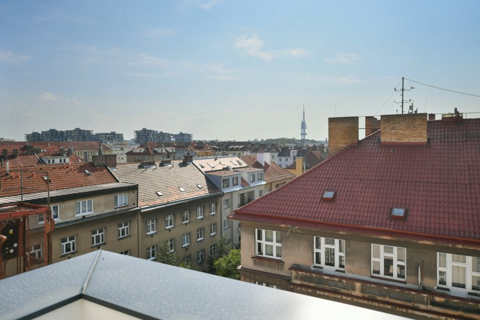 Na první pohled klasický dům na rohu Biskupcovy a Ambrožovy. Jenže stačí nahlédnout blíž a zjistíte, že se tu rodí nový příběh Žižkova – elegantní, moderní a přitom stále s duší. Projekt Biskupcova 27 nabízí mnohem víc než bydlení. Nabízí místo, kde se žije trochu jinak.
