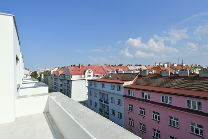 Na první pohled klasický dům na rohu Biskupcovy a Ambrožovy. Jenže stačí nahlédnout blíž a zjistíte, že se tu rodí nový příběh Žižkova – elegantní, moderní a přitom stále s duší. Projekt Biskupcova 27 nabízí mnohem víc než bydlení. Nabízí místo, kde se žije trochu jinak.
