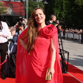 Styling outfitu se na červeném koberci KVIFF 2024 nepovedl ani herečce Petře Nesvačilové, která oblékla sice oblíbenou a jindy svůdnou červenou, v Petřině pojetí však šaty postrádají vše, co musí mít.

