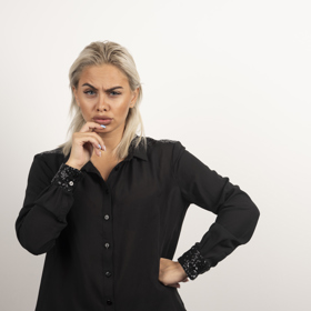 Nikdy by ji nenapadlo, že by mohla své kamarádce tak moc ublížit. Snažila se, ale svému srdci asi neporučí. Myslela si, že našla lásku, pochopení a něhu. Ale asi to bude jen další zklamání. Zapletla se totiž s Ivetiným manželem.
