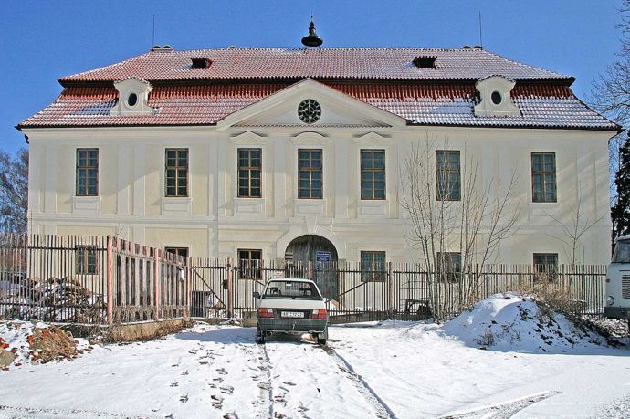 Zpěvák zde žije s rodinou, skládá své písně a v jedné místnosti má vybudovanou zkušebnu.
Zpěvák zde žije s rodinou, skládá své písně a v jedné místnosti má vybudovanou zkušebnu.