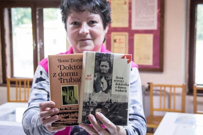 Knihovnice Jaroslava Sušerová s knihami Doktorka z domu, o Vlastě Kálalové
Knihovnice Jaroslava Sušerová s knihami Doktorka z domu, o Vlastě Kálalové