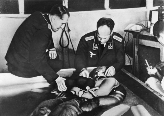 Sigmund Rascher při provádění pokusech na lidech
Sigmund Rascher při provádění pokusech na lidech