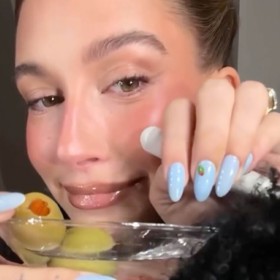 Hailey Bieber nehty
