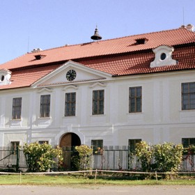 Dnes vypadá zámek krásně a je celý opravený
Dnes vypadá zámek krásně a je celý opravený