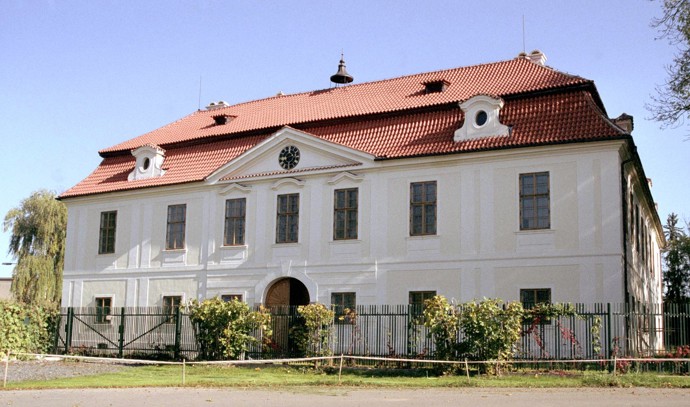 Dnes vypadá zámek krásně a je celý opravený
Dnes vypadá zámek krásně a je celý opravený