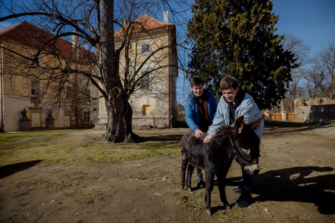 Zámek v Osečanech koupili původně Matěj Stropnický a Daniel Krejčík.
Zámek v Osečanech koupili původně Matěj Stropnický a Daniel Krejčík.