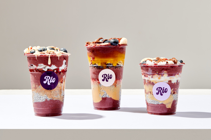 Značka Rio prodává misky açai bowls a smoothies s vyváženou kombinaci potřebných živin, které vám dodají přirozenou energii a vitalitu. K sestavení acai misky můžetevybírat z různých druhů ovoce, granoly, ořechů, semínek, kokosových plátků a dalších ingrediencí. Kromě toho jsou v nabídce i smoothies, superfood smoothies, matcha speciality, freshe a speciality s ovesnými vločkami.
