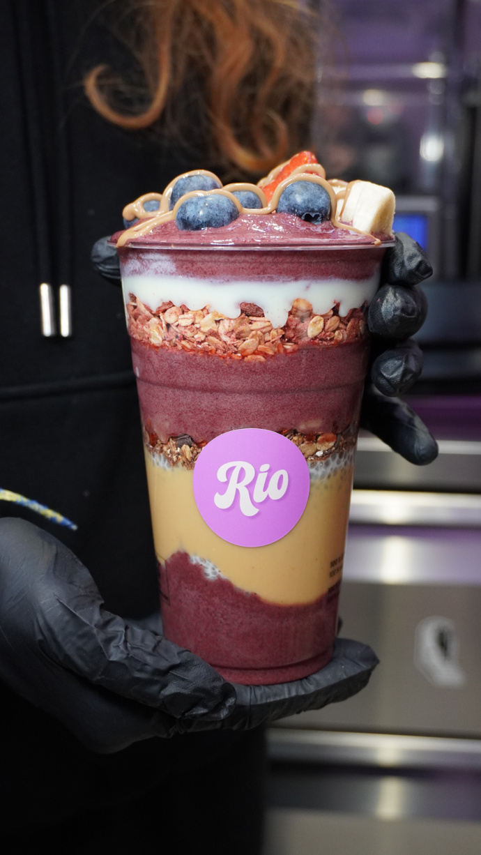 Rio power bowl obsahuje ovoce, arašídové máslo, protein, arašídy, medovou granolu, čokoládovou granolu, konopná semínka, chia pudink a polevu, 199 Kč
